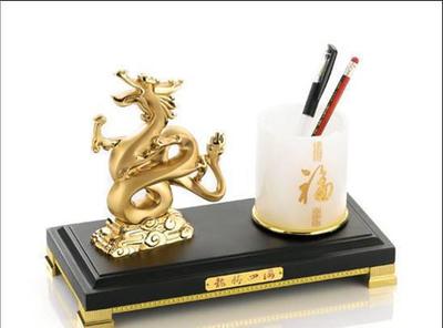 龍騰商海 華爾街龍、水晶龍與金屬龍年擺件，商務禮贈的藝術與意蘊